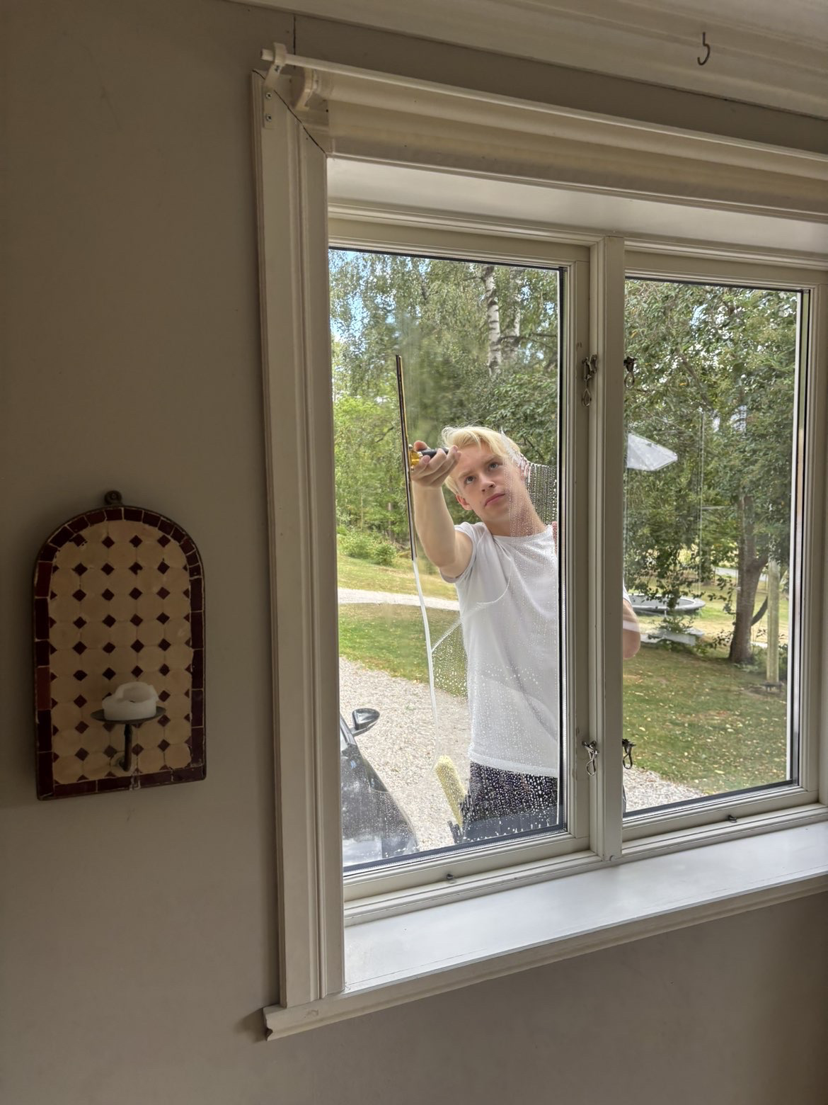 Fönsterputsare i Strängnäs som putsar ett fönster